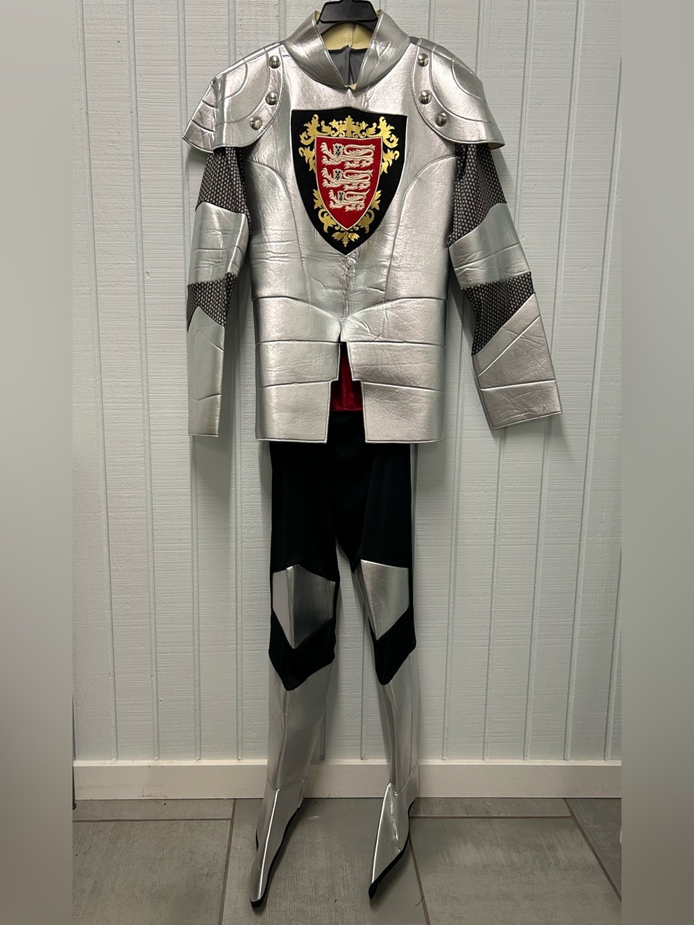 Men’s XL Silver Renaissance Knight-No Sword!
(NOT KIDS! It’s Men’s  Costume) - Picture 2 of 12
